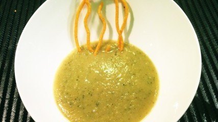 Healthy recipe: Green cream with crunchy carrot
