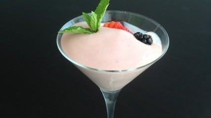 Healthy dessert: Strawberry mousse with crunchy cinnamon