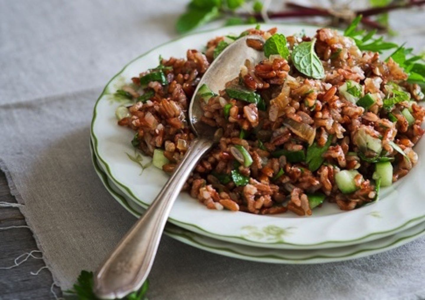 Health benefits from red rice in a healthy diet
